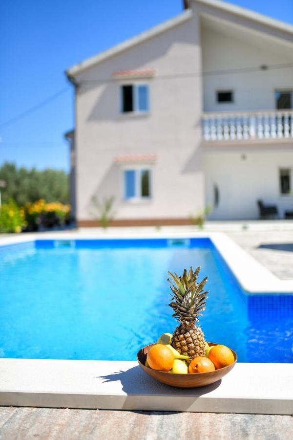 Pool House Luka Appartement *